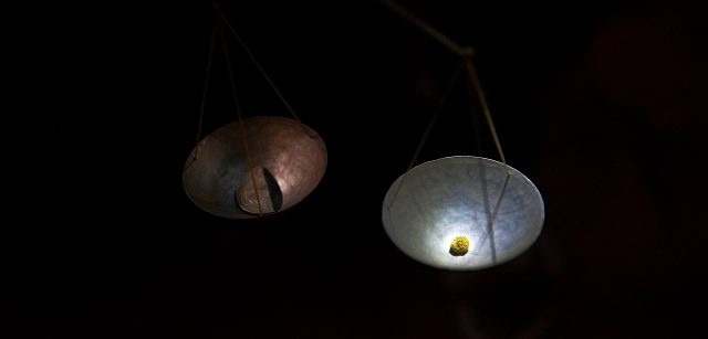 Mina de Youga, Burkina Faso. Zore Karim acumula bolas de oro de 4,5 gramos hasta completar un lingote de 400 para vender en Uagadugú / Foto: Alfons Rodríguez