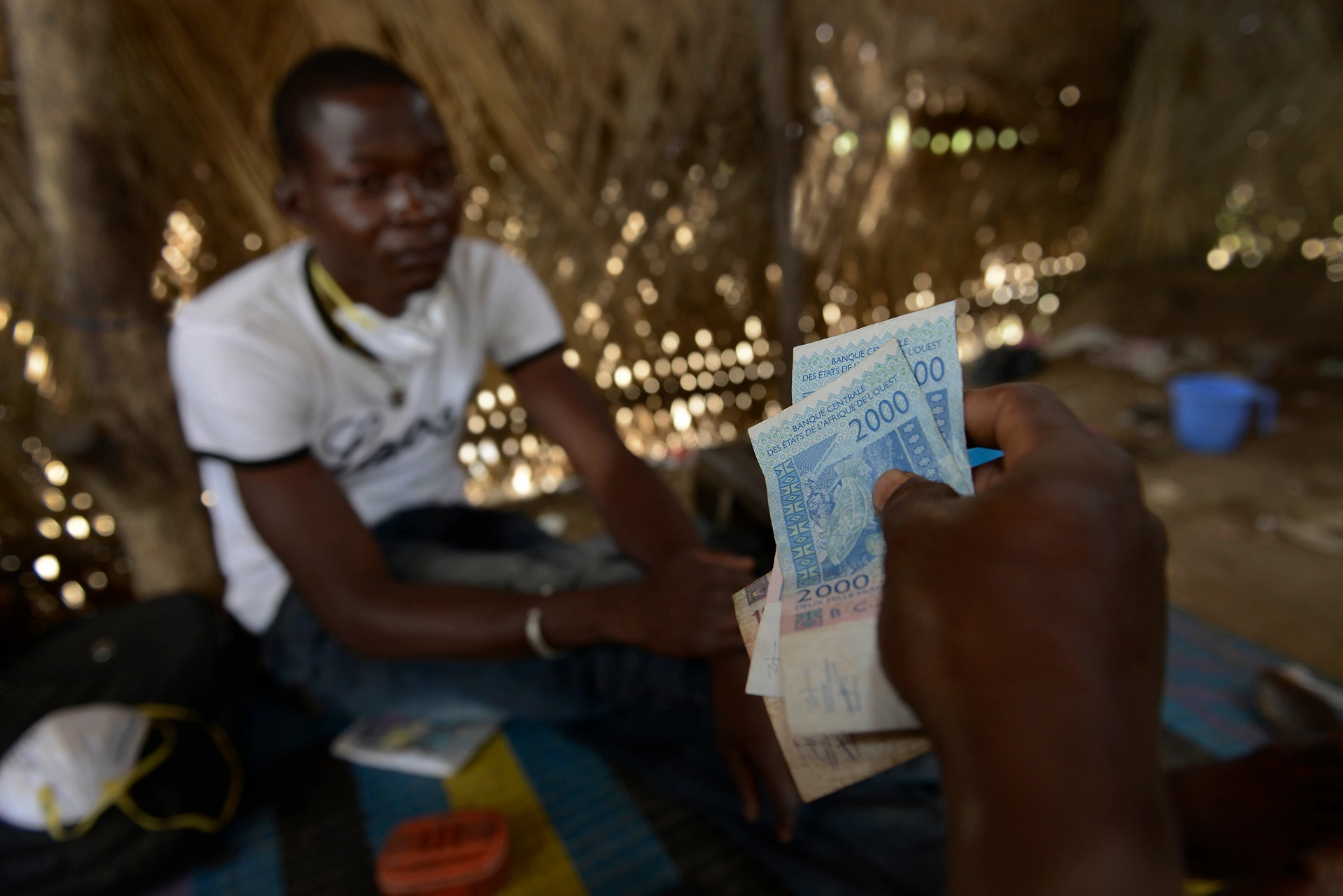 Mina de Youga, Burkina Faso. En el 'comptoire', el intermediario cuenta francos CFA. El que más arriesga es también el peor pagado / Foto: Alfons Rodríguez