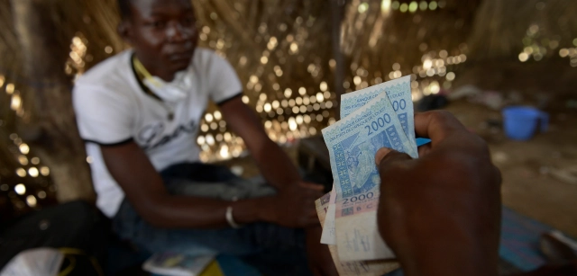 Mina de Youga, Burkina Faso. En el 'comptoire', el intermediario cuenta francos CFA. El que más arriesga es también el peor pagado / Foto: Alfons Rodríguez