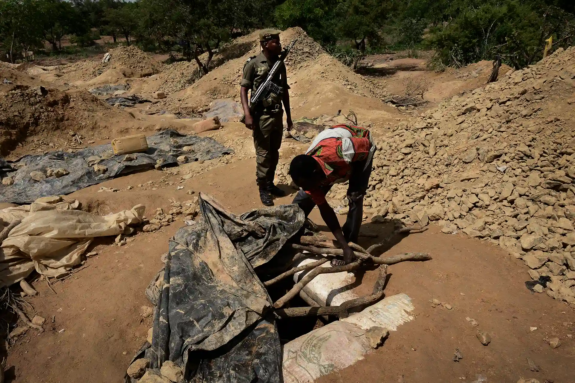 Mina de Youga, frontera Ghana-Togo, Burkina Faso. La policía cierra las galerías durante las inspecciones. Cuando se van, vuelven a abrir / Foto: Alfons Rodríguez