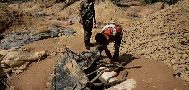 Mina de Youga, frontera Ghana-Togo, Burkina Faso. La policía cierra las galerías durante las inspecciones. Cuando se van, vuelven a abrir / Foto: Alfons Rodríguez