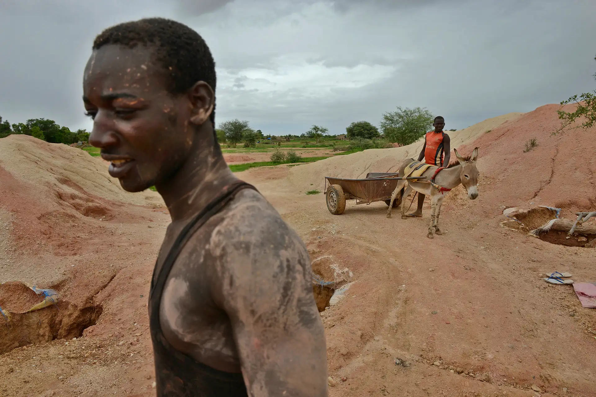 Mina de Zemse, Yalgo, Burkina Faso. Un joven minero sale exhausto tras su turno. Muchos adolescentes abandonan la escuela para venir aquí / Foto: Alfons Rodríguez