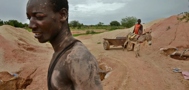 Mina de Zemse, Yalgo, Burkina Faso. Un joven minero sale exhausto tras su turno. Muchos adolescentes abandonan la escuela para venir aquí / Foto: Alfons Rodríguez