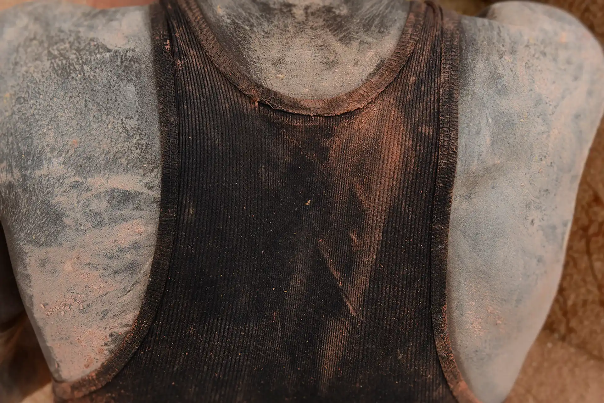 Mina de Zemse, Yalgo, Burkina Faso. La pátina de polvo de sílice que cubre los cuerpos es el signo visible de una silicosis que avanza en silencio / Foto: Alfons Rodríguez