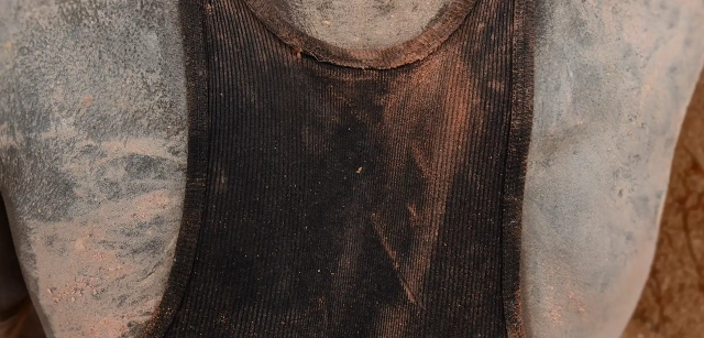 Mina de Zemse, Yalgo, Burkina Faso. La pátina de polvo de sílice que cubre los cuerpos es el signo visible de una silicosis que avanza en silencio / Foto: Alfons Rodríguez