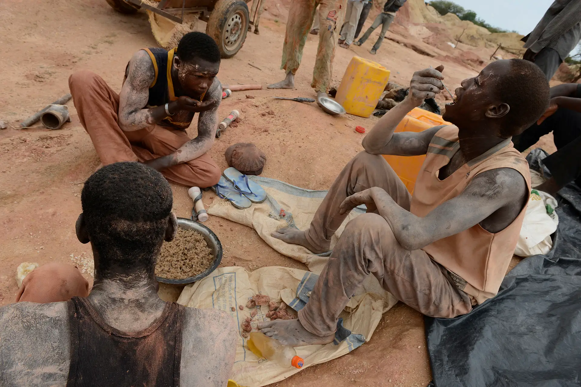 Burkina Faso. Tô –pasta de mijo o sorgo– dos veces al día. La dieta habitual de los mineros artesanales / Foto: Alfons Rodríguez