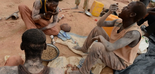 Burkina Faso. Tô –pasta de mijo o sorgo– dos veces al día. La dieta habitual de los mineros artesanales / Foto: Alfons Rodríguez