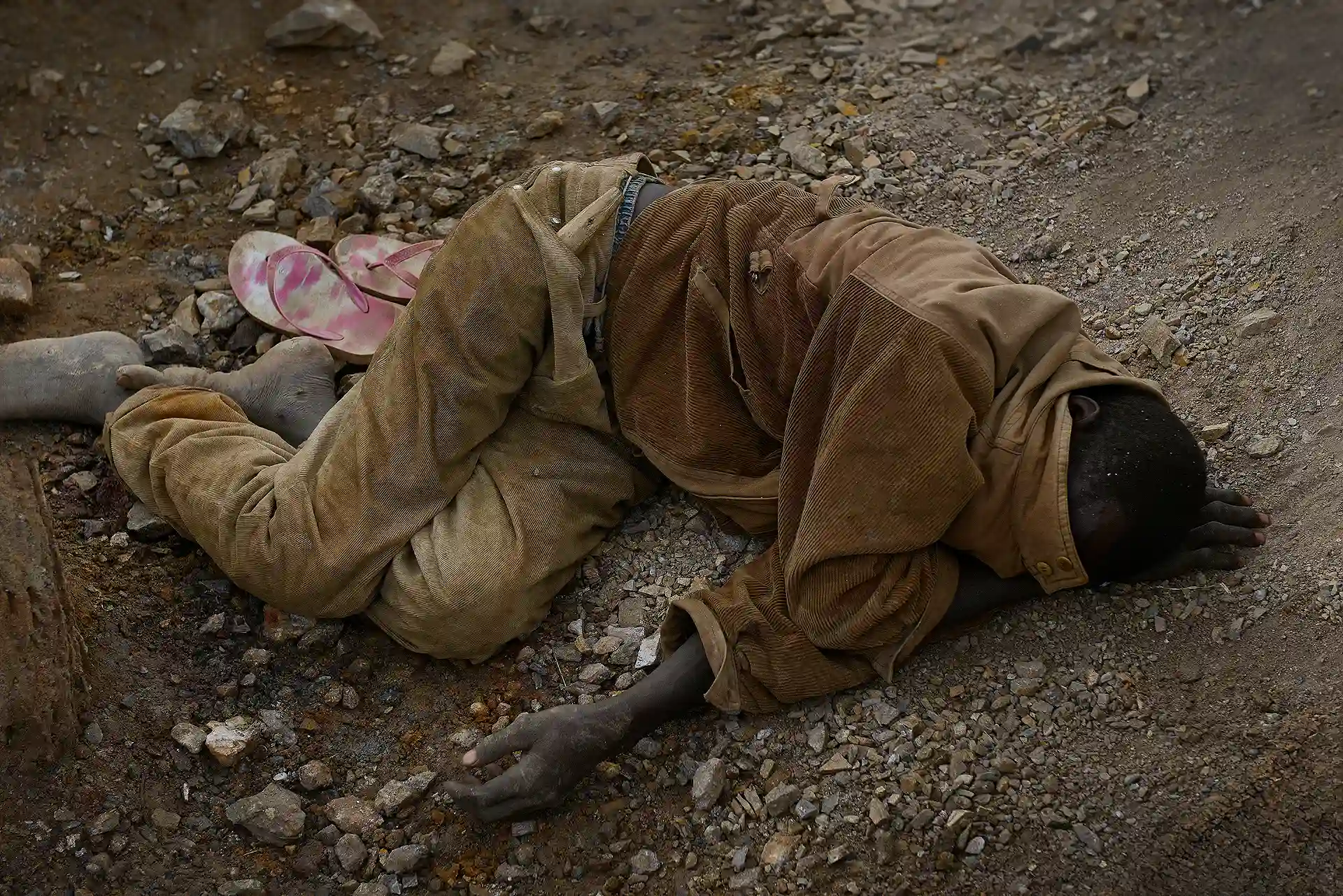 Burkina Faso. Una docena de hombres tarda dos días en obtener un gramo de oro. Después, el único descanso es el suelo duro / Foto: Alfons Rodríguez