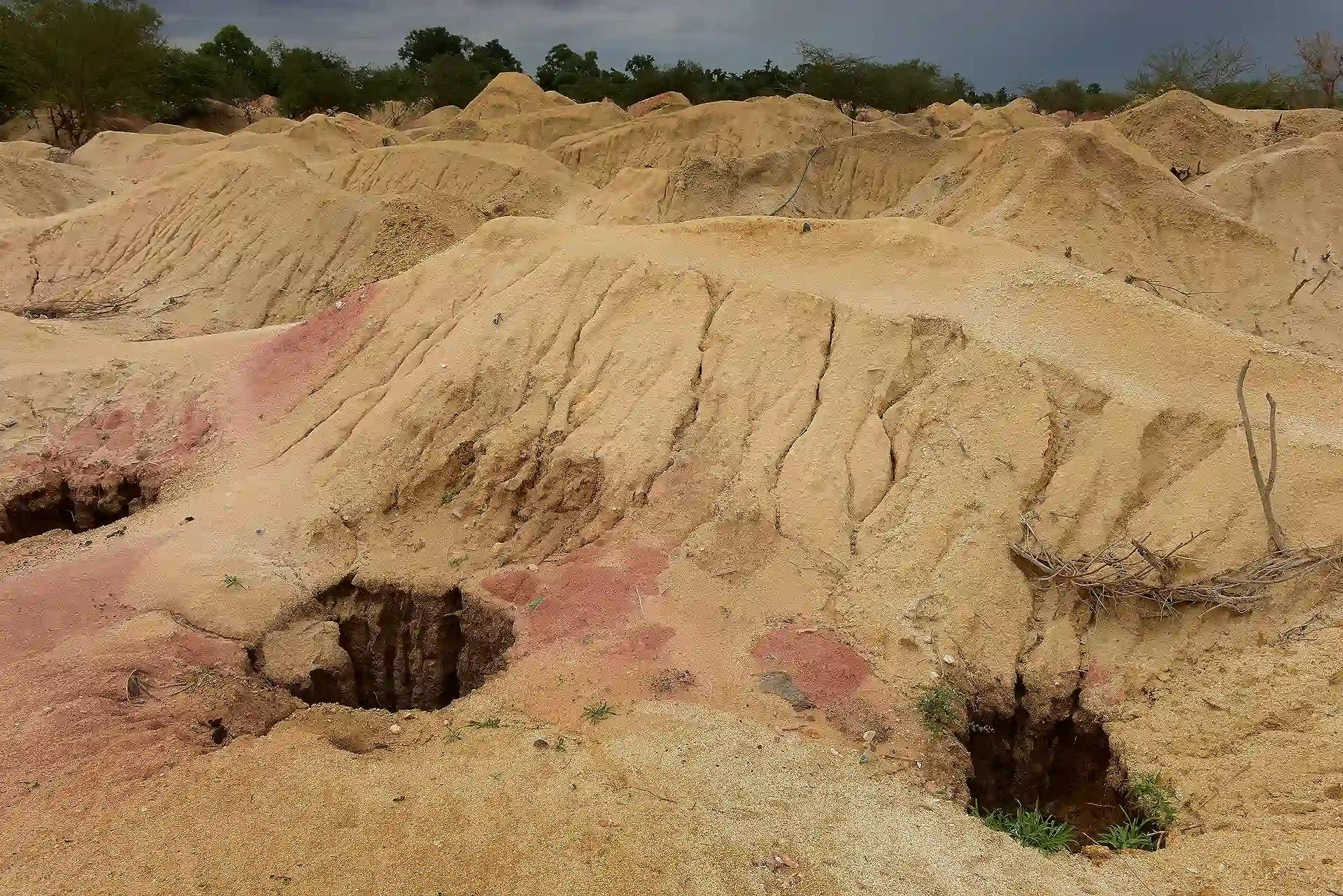 Burkina Faso. Los montones de tierra extraída de las galerías forman un paisaje lunar / Foto: Alfons Rodríguez