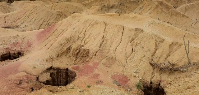 Burkina Faso. Los montones de tierra extraída de las galerías forman un paisaje lunar / Foto: Alfons Rodríguez