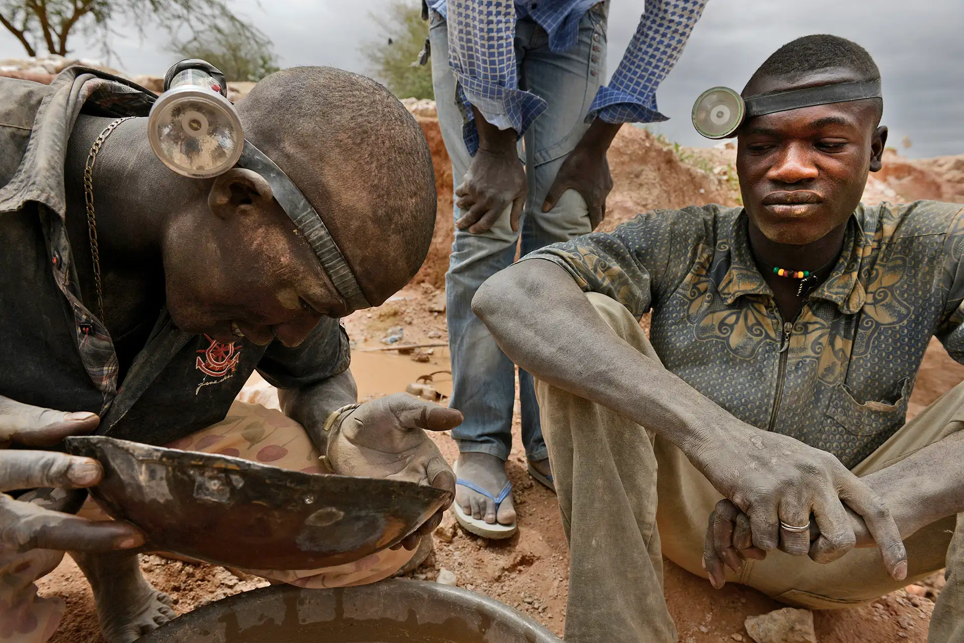 Minas de Zemse, Yalgo, Burkina Faso. Dos 'orpailleurs' inspeccionan la batea buscando el destello del oro. Horas de trabajo para unas pocas partículas / Foto: Alfons Rodríguez