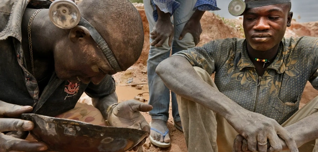 Minas de Zemse, Yalgo, Burkina Faso. Dos 'orpailleurs' inspeccionan la batea buscando el destello del oro. Horas de trabajo para unas pocas partículas / Foto: Alfons Rodríguez