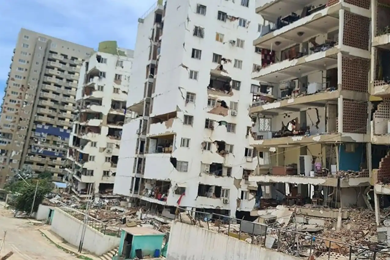 Edificios dañados en la ciudad costera de Catia La Mar, en Venezuela, tras el doble terremoto del 24 de junio / Foto: EP