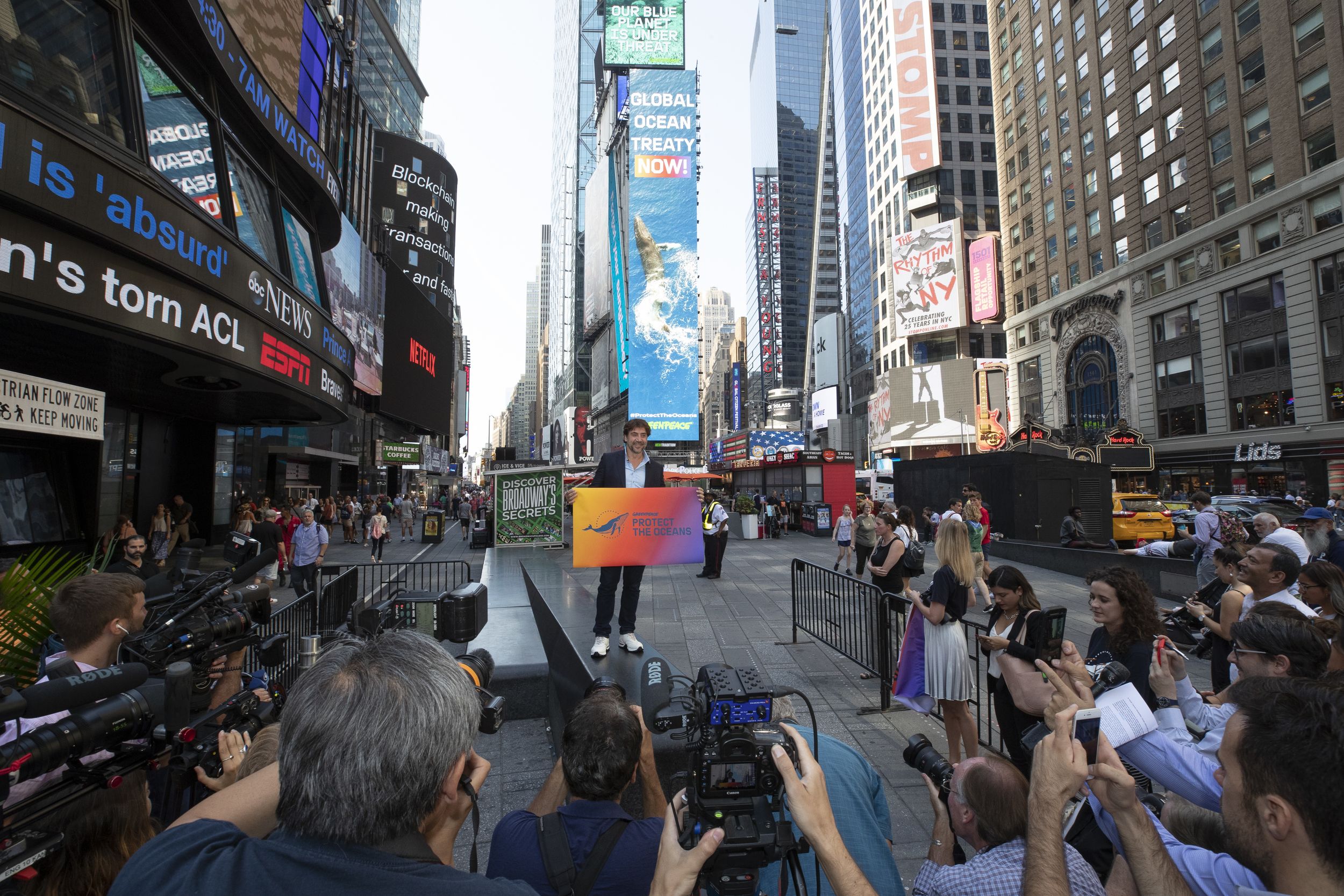 Intervención del cineasta en la plaza más famosa de Nueva York / Foto: Jason Miczek - Greenpeace