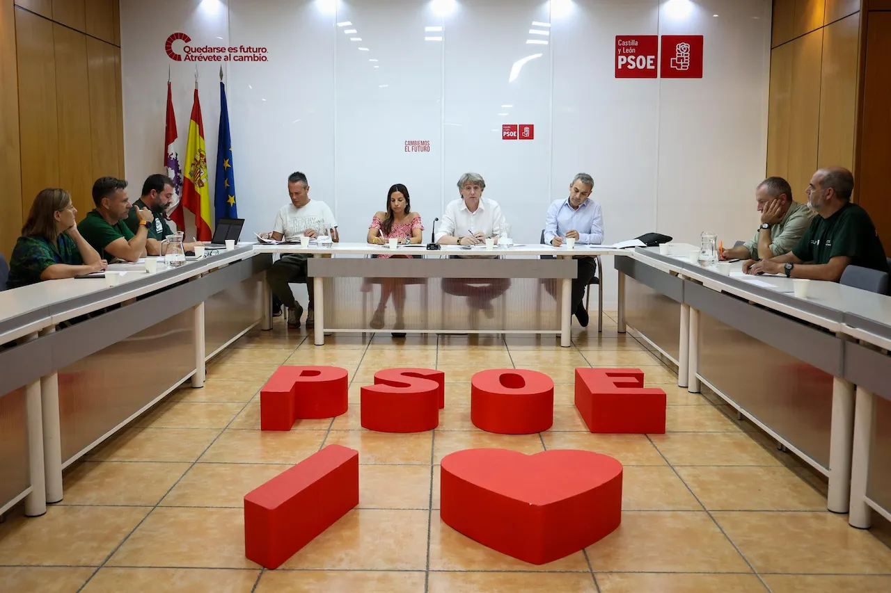 Reunión de los representantes de los sindicatos de agentes forestales y PSOE CyL / Foto: EP