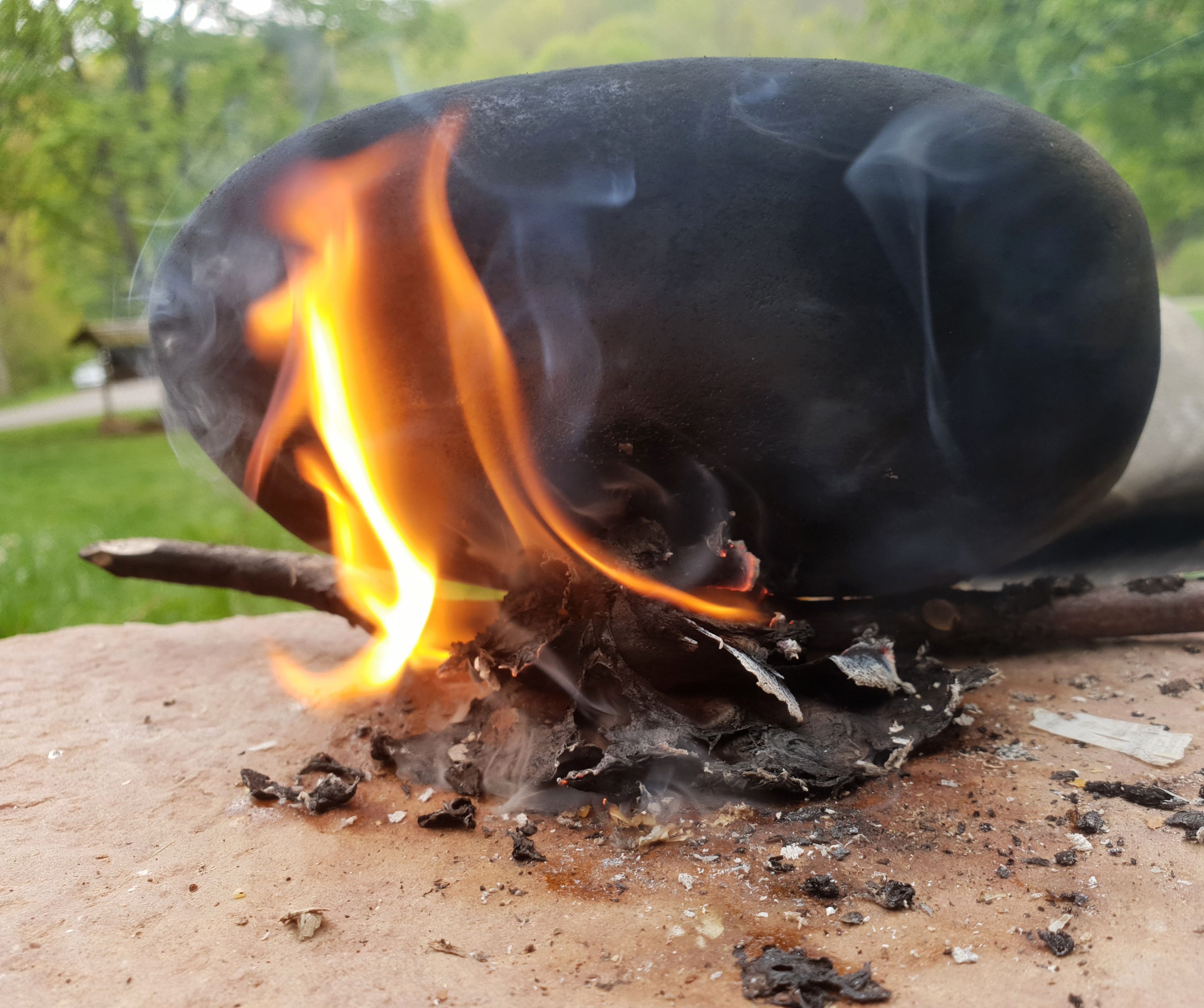 La corteza ardiendo durante horas sobre piedras de río daba un potente adhesivo / Foto: Matthias Blessing - Universidad de Tubinga