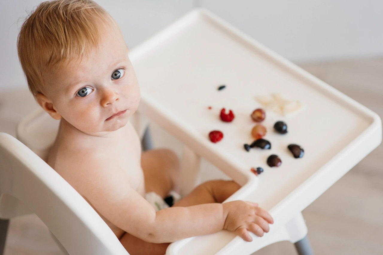 Un bebé se alimenta solo con trozos de comida, según el método 'baby led weaning' / Foto: FP