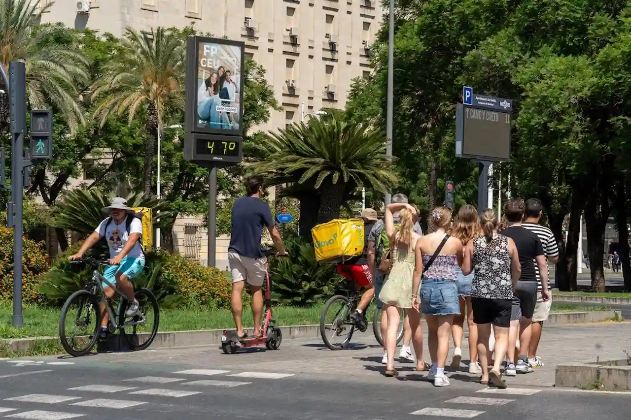 Varias personas junto a un termómetro en una calle de Sevilla, en Andalucía (España). Ola de calor / Foto: Archivo - EP