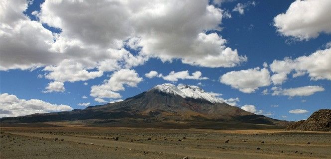 Estratos sobre un volcán en el desierto de Atacama, en el norte de Chile / Foto: JMP