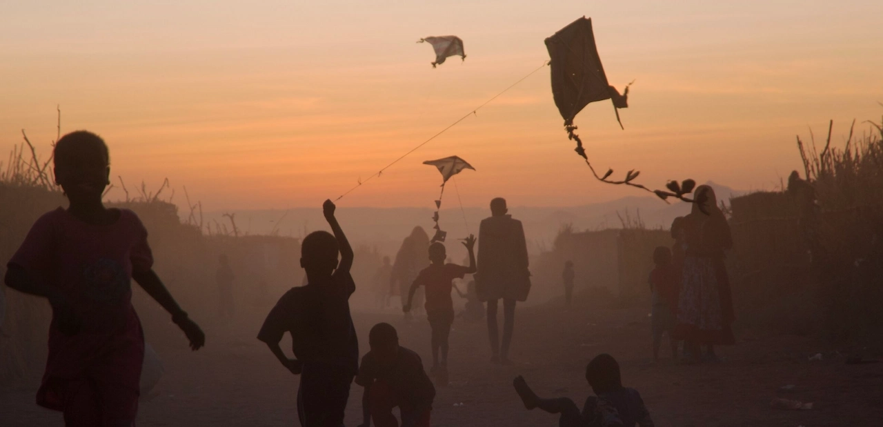 Niños jugando en el campamento de desplazados de Shakshako, en Tawila (Sudán) / Foto: AI