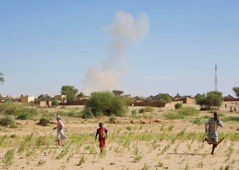 Niñas y niños huyen de un ataque con drones de las Fuerzas de Apoyo Rápido (RSF) en una zona rural de Darfur Septentrional, Sudán. Octubre de 2025