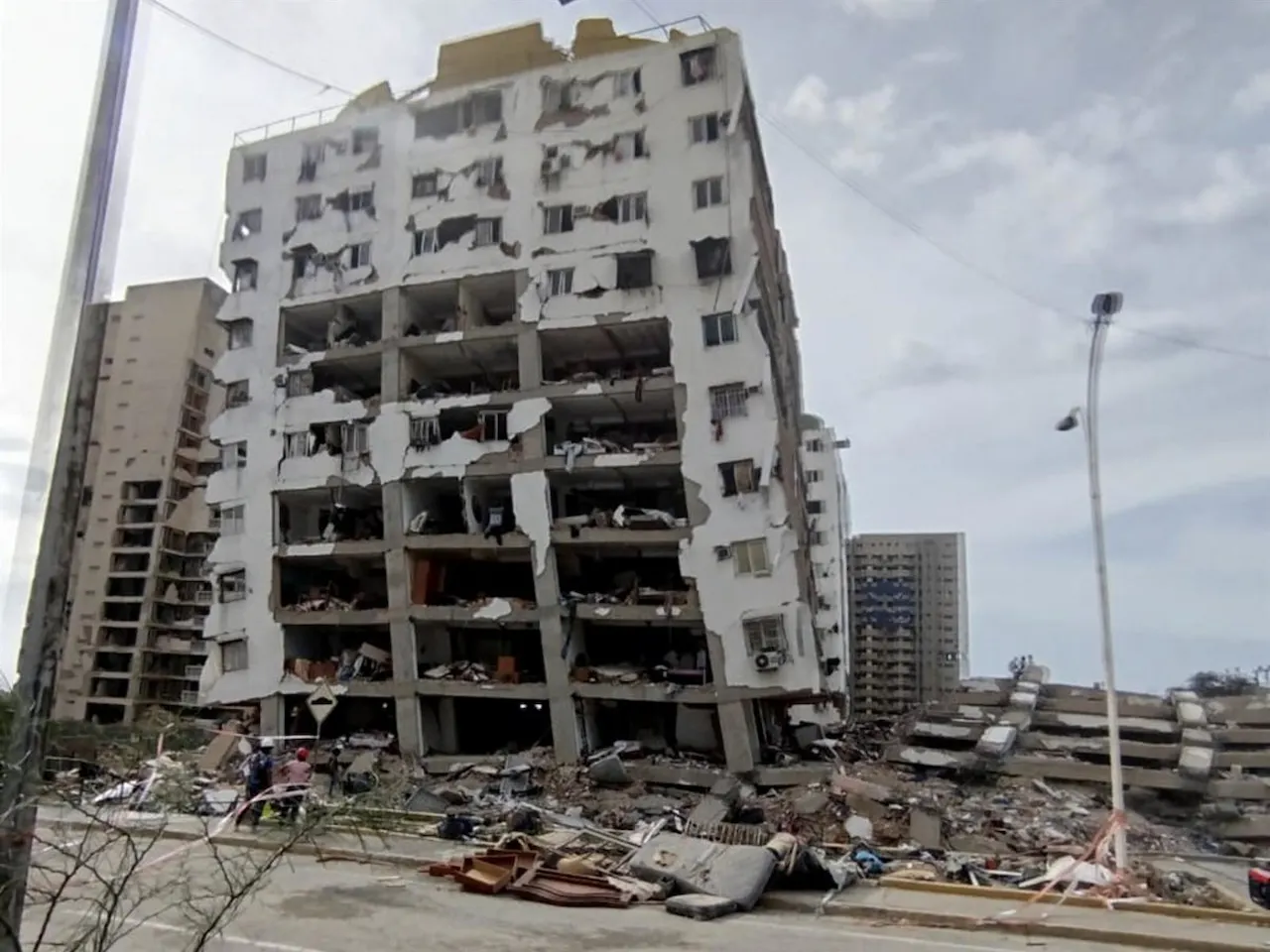 Edificio devastado por los terremotos en La Guaira, Venezuela / Foto: EP