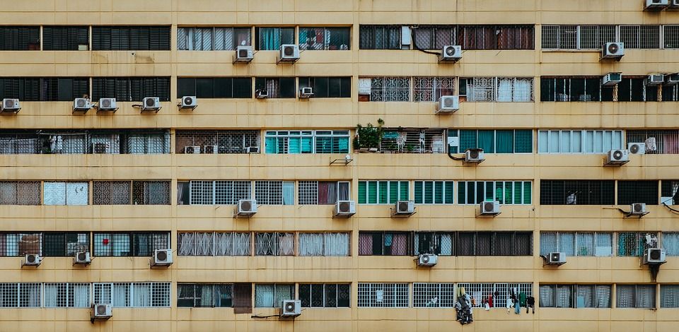 Decenas de aparatos de aire acondicionado en la fachada de un bloque de pisos / Foto: Stock Snap