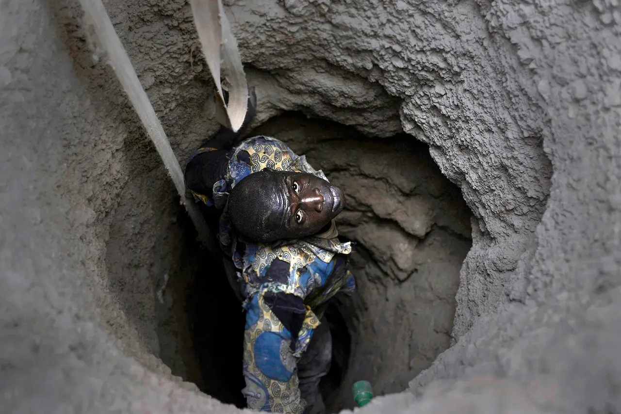 Fotorreportaje sobre el 'orpaillage' en Burkina Faso pozos sin seguridad, mercurio, trabajo infantil y oro a 5.602 dólares la onza / Foto: Alfons Rodríguez