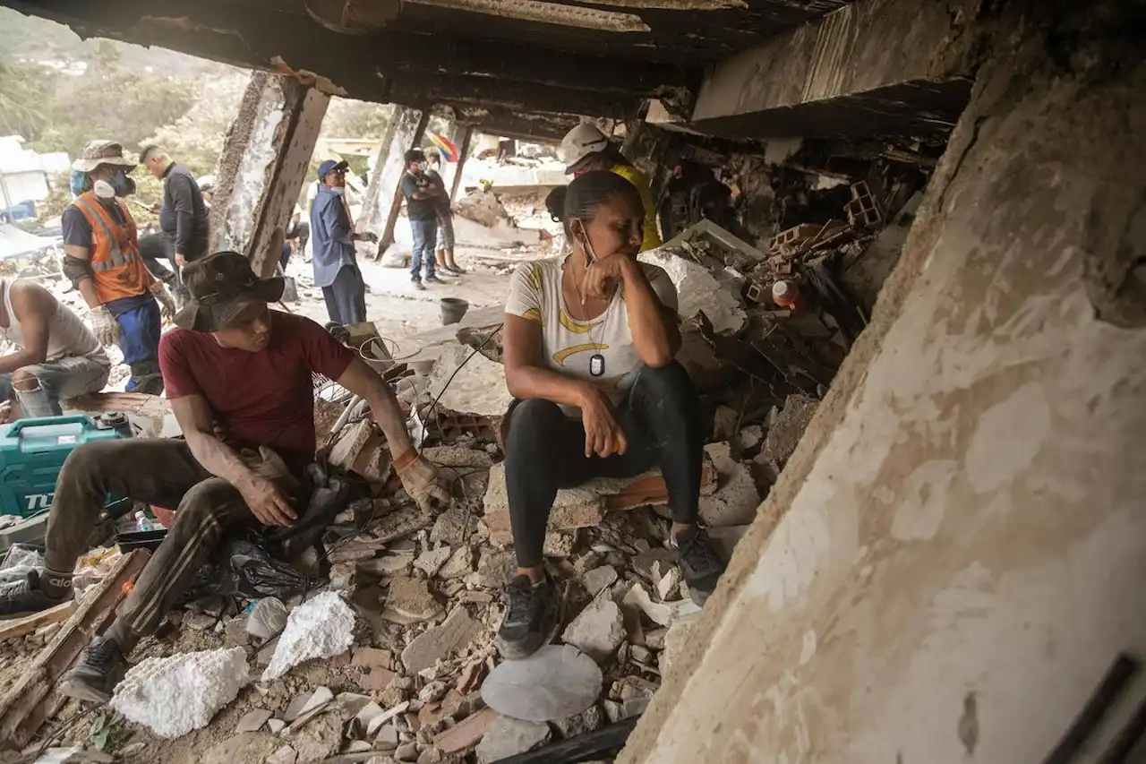 Personas entre los escombros de un edificio dañado por los fuertes terremotos en Venezuela / Foto: EP