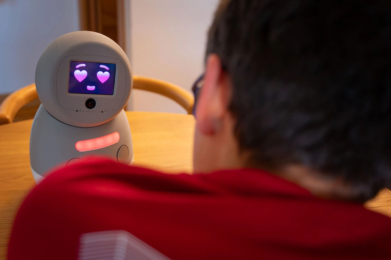 El robot es un facilitador de la comunicación social con los niños y niñas con autismo / Foto: CSIC