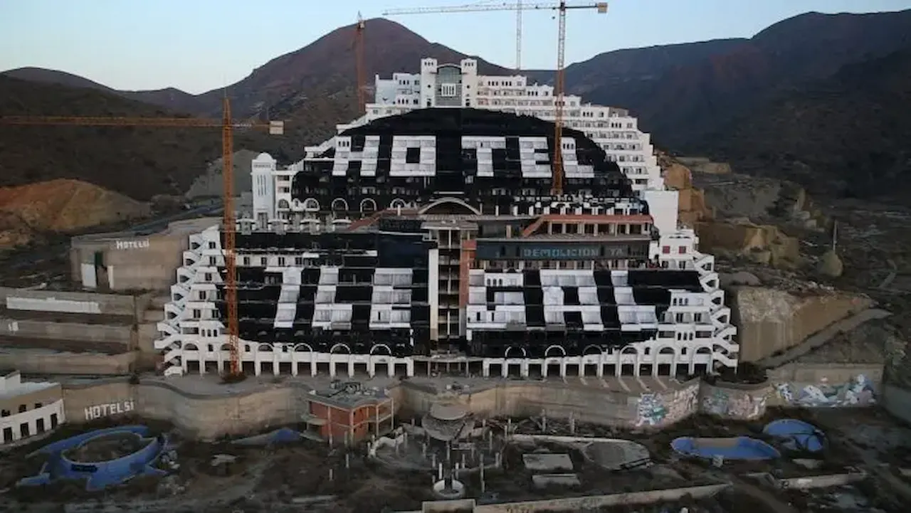 Algarrobico "ya es ilegal", oficialmente / Foto: Greenpeace Algarrobico "ya es ilegal", oficialmente / Foto: Greenpeace