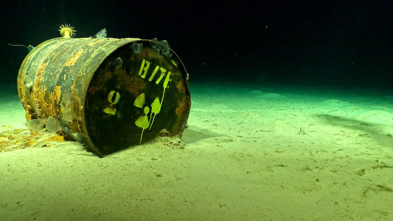 Uno de los más de un millar de bidones radiactivos deteriorados depositados en la Fosa Atlántica / Foto: CNRS Uno de los más de un millar de bidones radiactivos deteriorados depositados en la Fosa Atlántica / Foto: CNRS