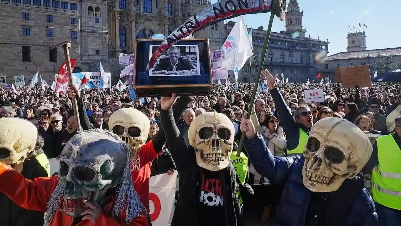 Manifestación en la Praza do Obradoiro de Santiago, contra el proyecto de macrocelulosa de Altri / Foto: EP