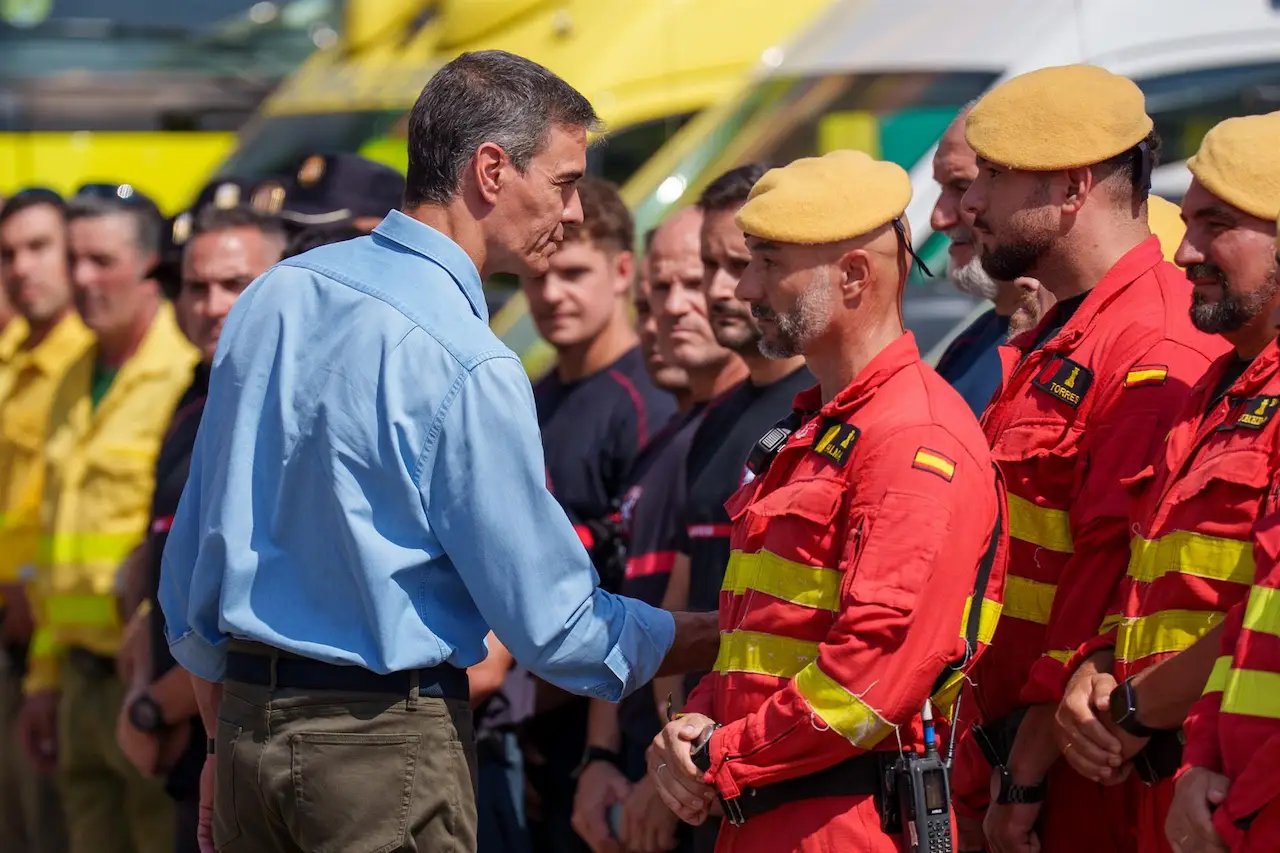 Pedro Sánchez saluda a los efectivos desplegados en el incendio de Los Gallardos, en Almería / Foto: EP Pedro Sánchez saluda a los efectivos desplegados en el incendio de Los Gallardos, en Almería / Foto: EP