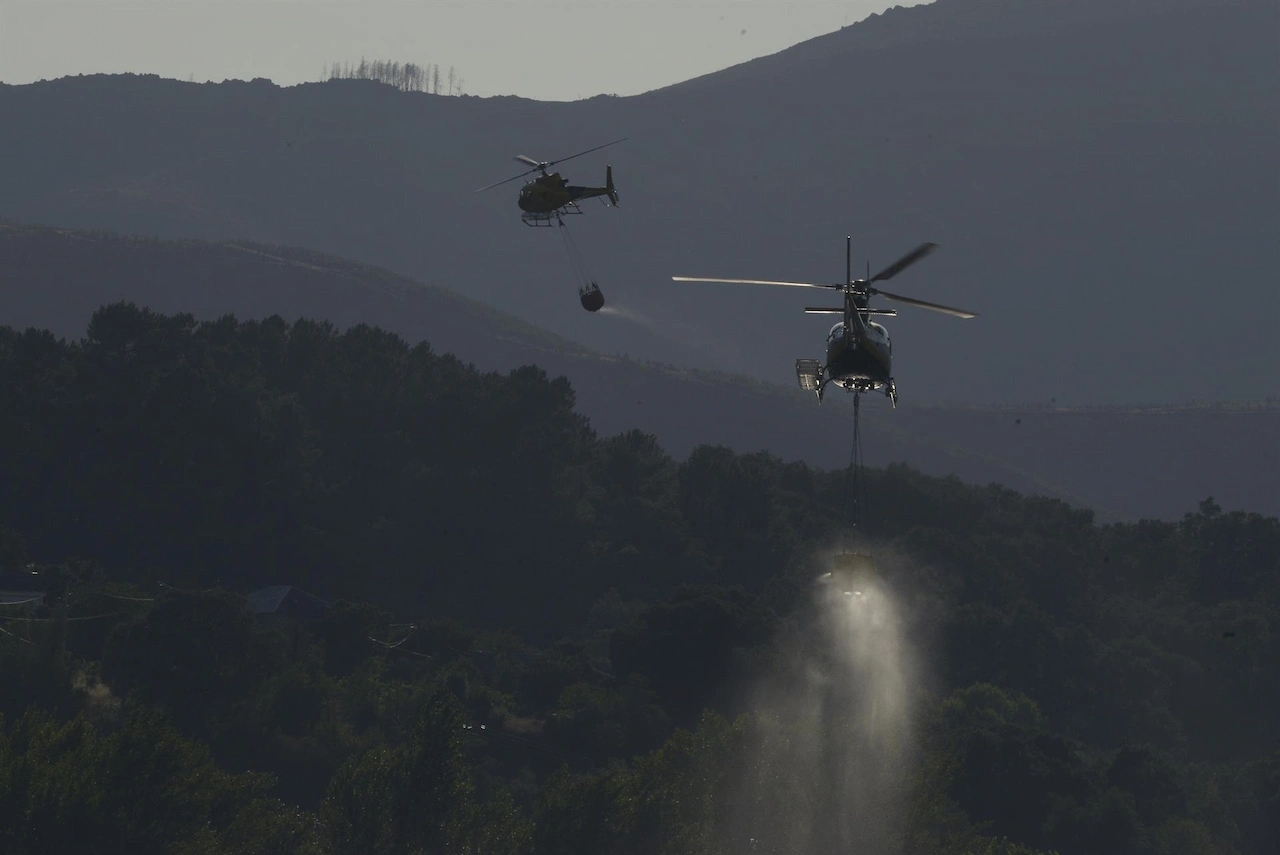 Helicópteros bombarderos trabajan en las tareas de extinción del incendio forestal de Ribas de Sil, a 12 de julio de 2026, en Ribas de Sil, Lugo, Galicia (España) / Foto: EP Helicópteros bombarderos trabajan en las tareas de extinción del incendio forestal de Ribas de Sil, a 12 de julio de 2026, en Ribas de Sil, Lugo, Galicia (España) / Foto: EP