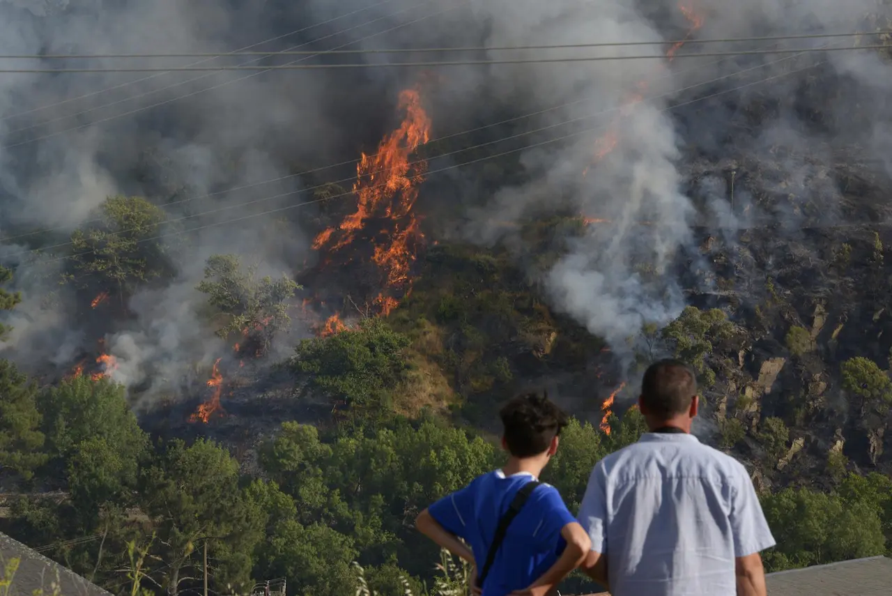 Vista del incendio forestal de Ribas de Sil, a 12 de julio de 2026, en Ribas de Sil, Lugo, Galicia (España) / Foto: EP Vista del incendio forestal de Ribas de Sil, a 12 de julio de 2026, en Ribas de Sil, Lugo, Galicia (España) / Foto: EP