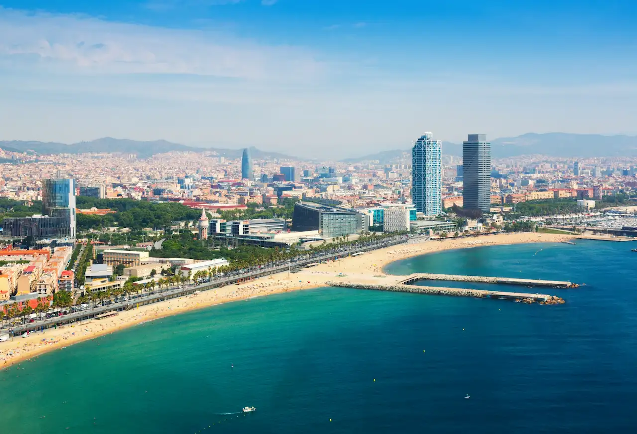 La brisa marina se ralentiza y pierde capacidad de aliviar el calor en ciudades del Mediterráneo como Barcelona (España) / Foto: FP