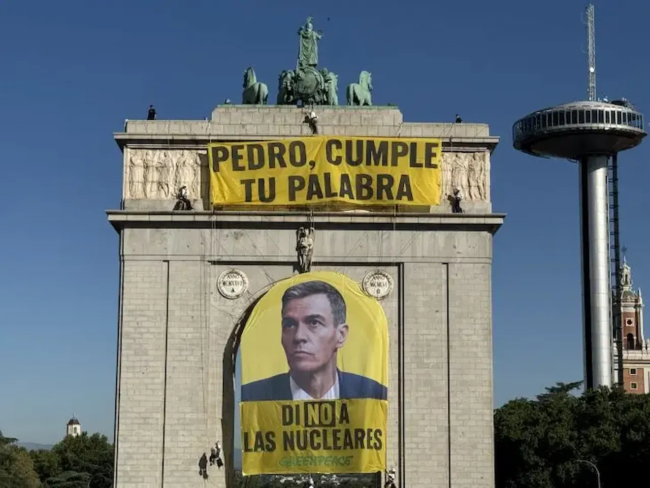 Activistas despliegan una pancarta en el arco de Moncloa / Foto: EP