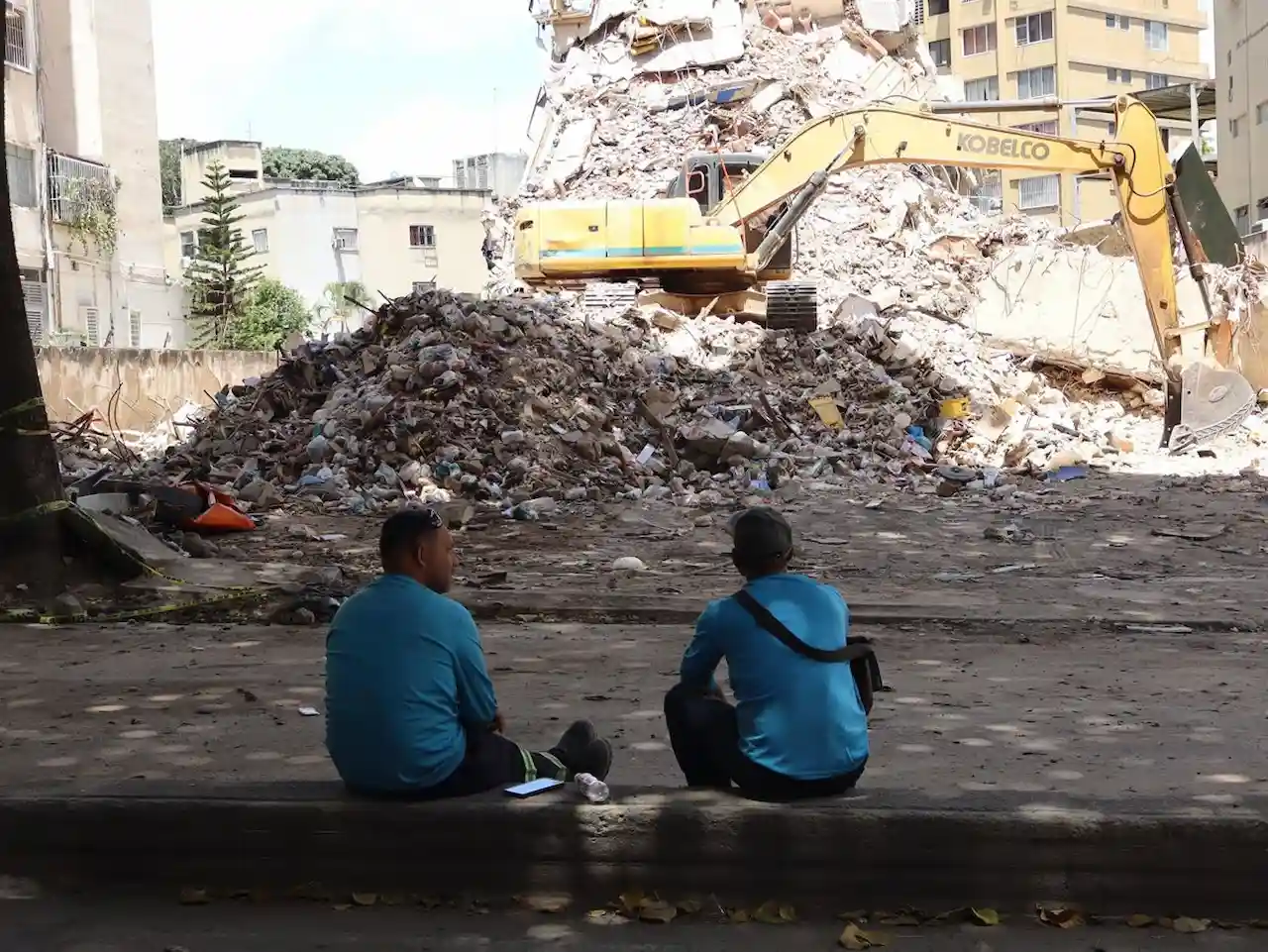 Trabajadores despejan escombros por el doble terremoto de finales de junio en Venezuela / Foto: EP Trabajadores despejan escombros por el doble terremoto de finales de junio en Venezuela / Foto: EP