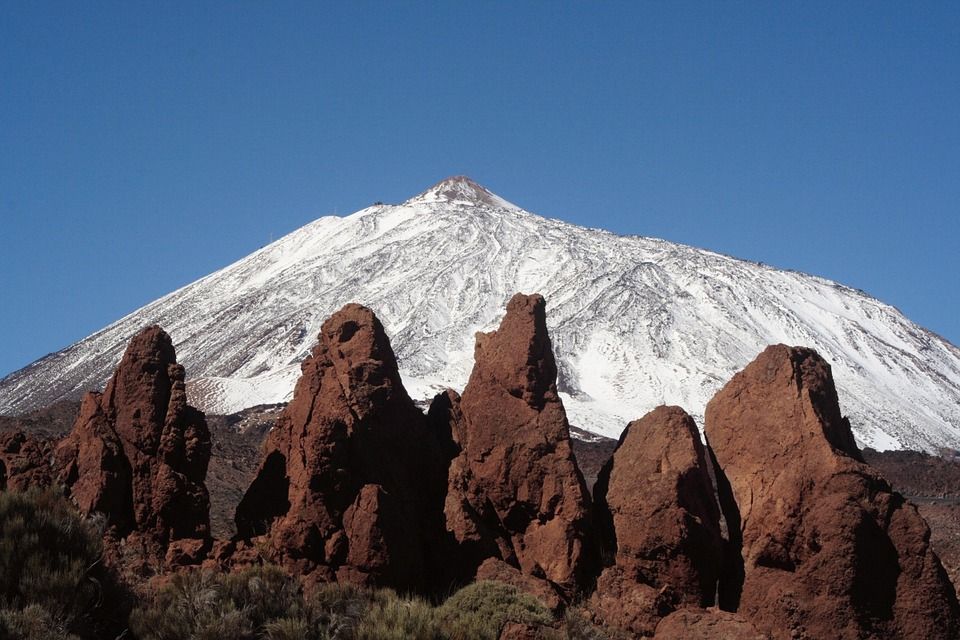 El pico del Teide cubierto de nieve, una imagen que será cada vez más rara, con los campos de lava en primer plano / Foto: Websi