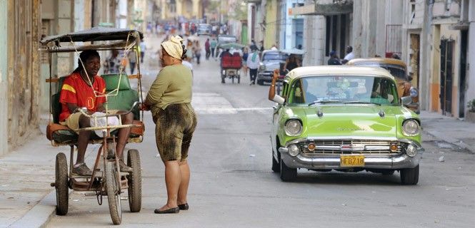 Un bici-taxi y un taxi en las calles del centro de La Habana / Foto: Hans-Martens