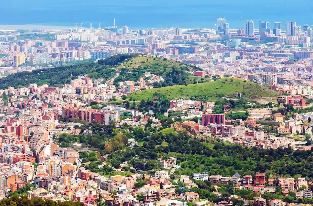 Zonas verdes entre los barrios densos del norte de Barcelona, donde la cercanía al verde eleva el riesgo de gentrificación climática / Foto: FP