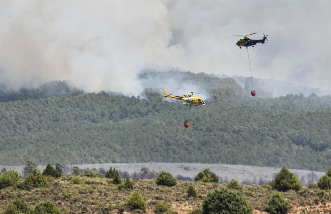 Medios aéreos trabajan en la extinción del incendio, a 17 de julio de 2026, en La Mierla, Guadalajara, Castilla La Mancha (España) / Foto: EP Medios aéreos trabajan en la extinción del incendio, a 17 de julio de 2026, en La Mierla, Guadalajara, Castilla La Mancha (España) / Foto: EP