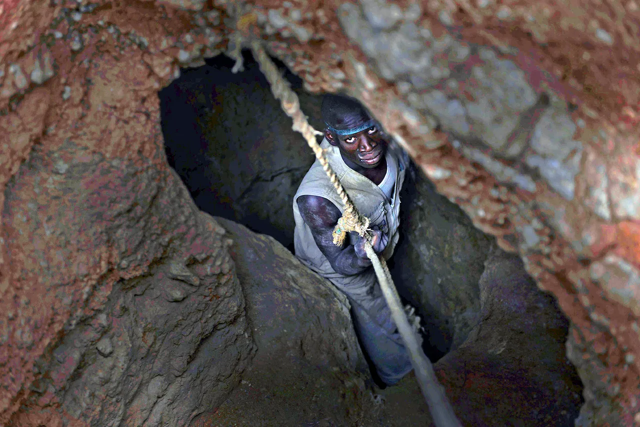 Mina de Koutoula Yarcé, Kaya, Burkina Faso. Un 'orpailleur' ata su cuerpo a una soga en mal estado la única medida de seguridad / Foto: Alfons Rodríguez