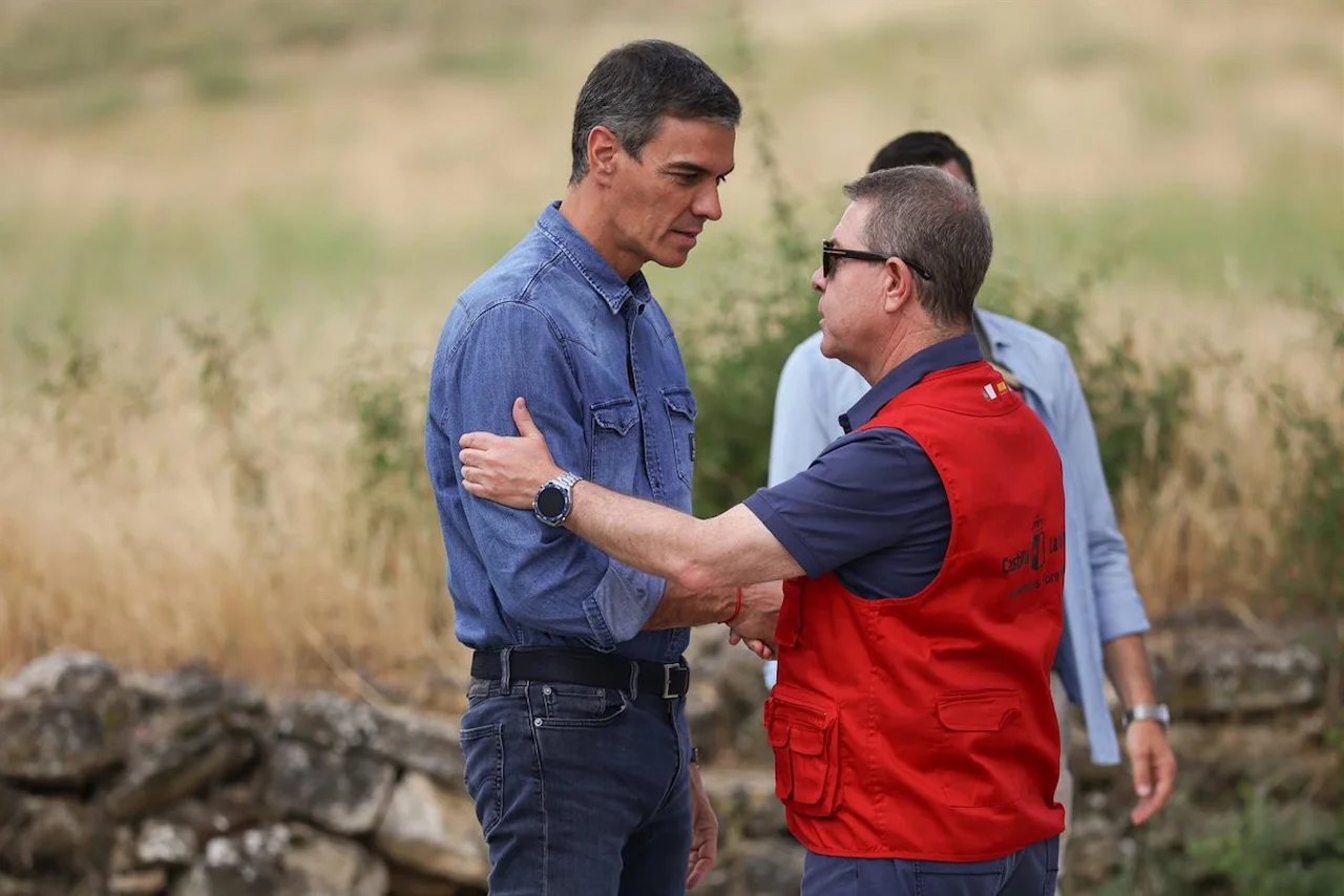Pedro Sánchez y Emiliano García Page en el Puesto de Mando Avanzado por el incendio de La Mierla / Foto: Alejandro Martínez Vélez-EP Pedro Sánchez y Emiliano García Page en el Puesto de Mando Avanzado por el incendio de La Mierla / Foto: Alejandro Martínez Vélez-EP