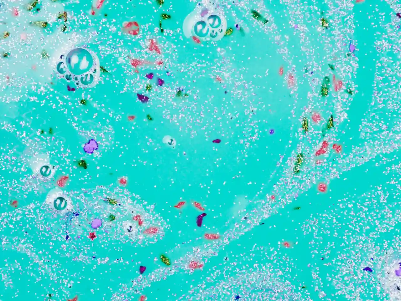 Un vial con un adsorbente magnético diseñado para eliminar microplásticos, nanoplásticos y PFAS de las aguas residuales / Foto: FP
