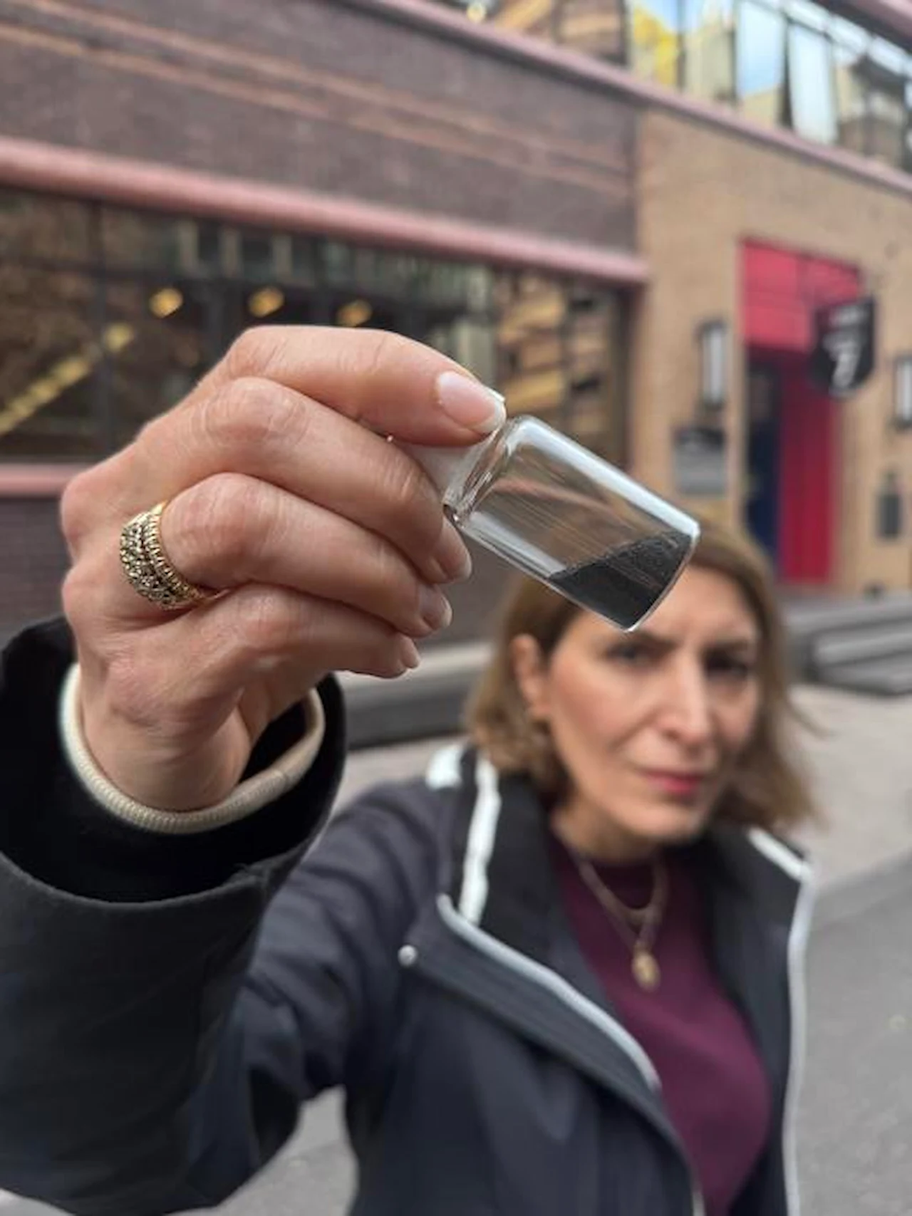 La profesora Nicky Eshtiaghi sostiene un vial que contiene el material adsorbente magnético del equipo, diseñado para eliminar microplásticos, nanoplásticos, algunos PFAS y otros contaminantes de las aguas residua / Foto: CC