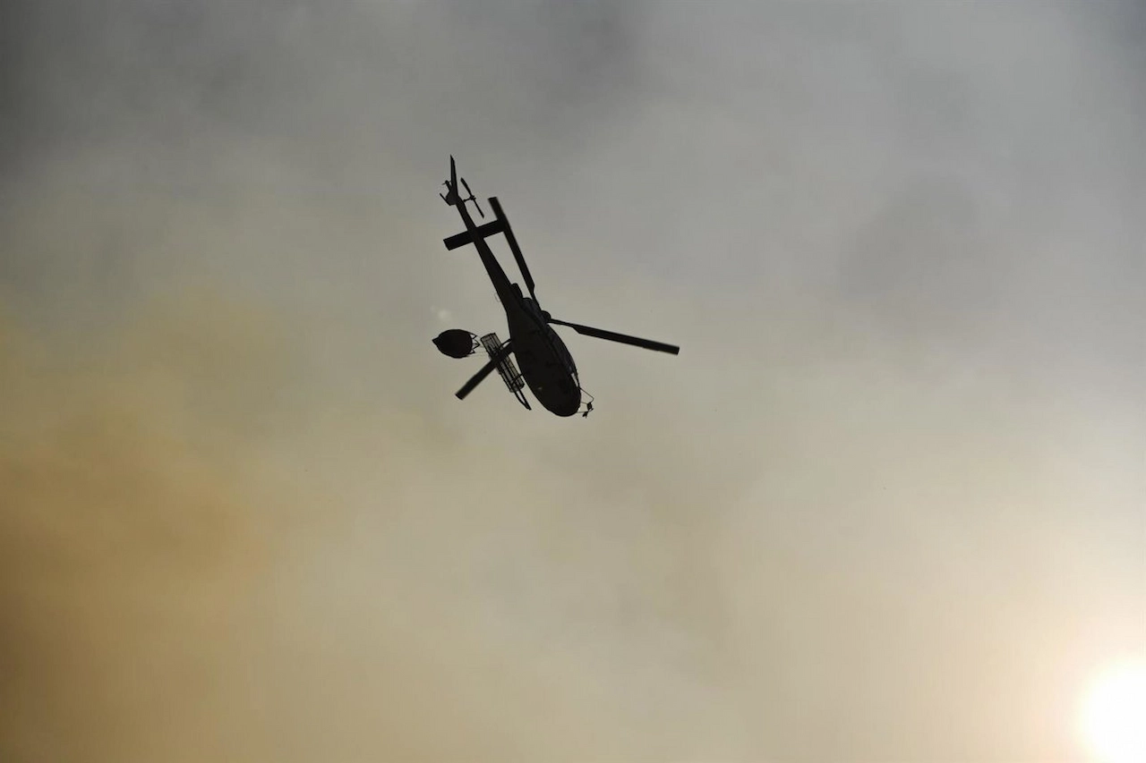 Un helicóptero trabaja en las labores de extinción de incendios forestales / Forto: EP