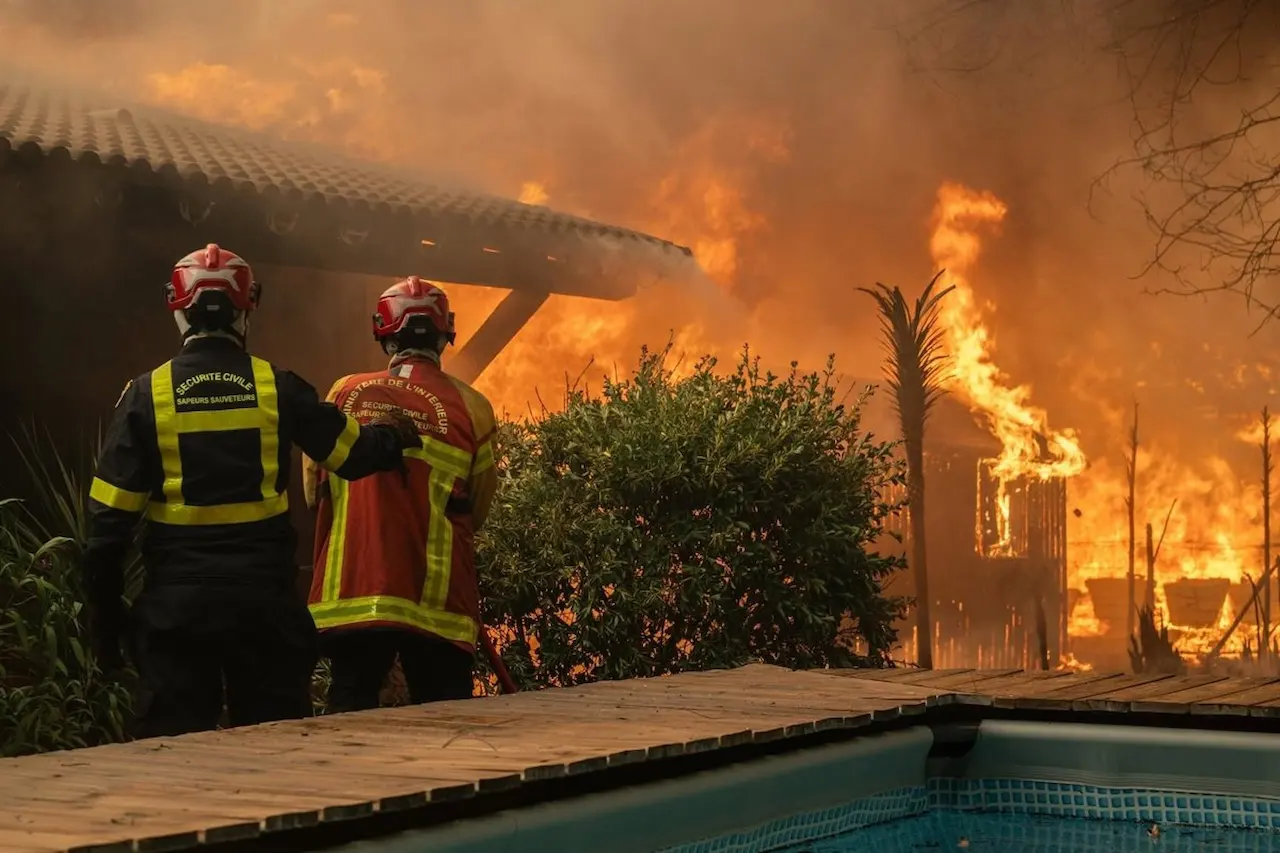 Bomberos intentan extinguir el incendio desatado en Gironda, en el sur de Francia / Foto: EP
