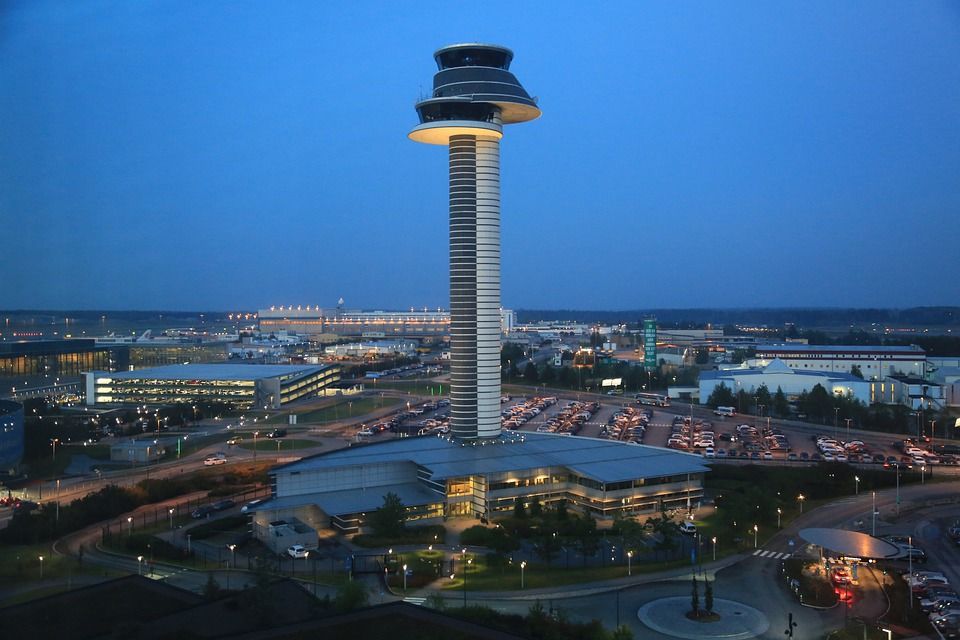Torre de control del aeropuerto de Arlanda, al norte de Estocolmo, el principal de Suecia / Foto: Jaak L